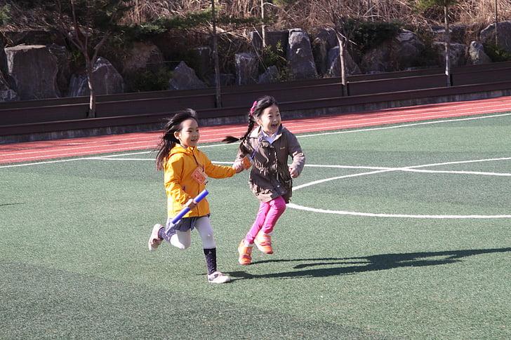自闭症孩子推人怎么办（自闭症孩子推人如何纠正）