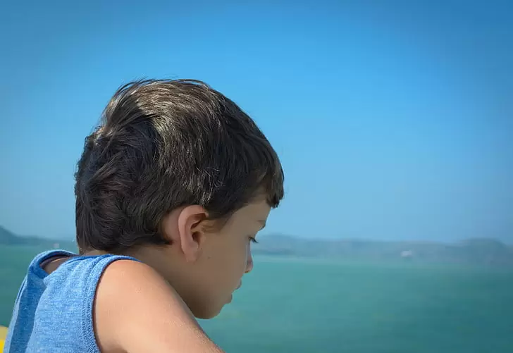 孤独症有什么表现：孩子哭闹并躺在地上打滚