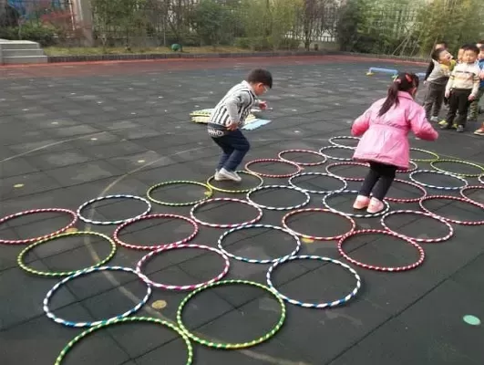 感统训练器材呼啦圈简介：训练孩子身体的协调能力插图-星连接